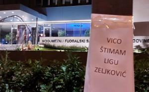 Foto: Čitatelj/Radiosarajevo.ba / Jasna poruka ispred zgrade Saveza